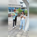 小姐姐拿花背影图,小姐姐背影下的浪漫瞬间