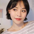 短发小姐姐吃热狗图片,夏日街头风情无限